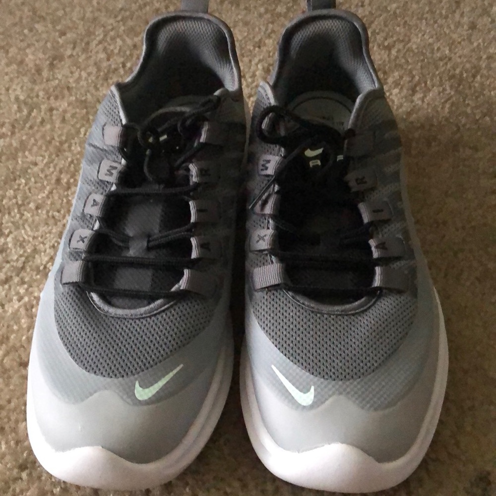 Women’s Nike Air Axis size 9.5